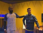 رونالدو يظهر للمرة الأولى في غرف ملابس النصر ويقدم التحية للاعبين.. فيديو