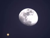 راقبوا السماء.. القمر يقترن بالمريخ الليلة فى ظاهرة تشاهد بالعين المجردة بسماء مصر