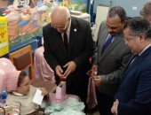 رئيس جامعة بنها يوزع الهدايا والورود على أطفال الغسيل الكلوى بالمستشفى الجامعى