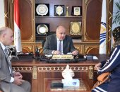 محافظ قنا يستقبل 96 مواطنا بمكتبه لبحث مطالبهم