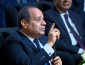 الرئيس السيسى لشباب يطورون مشروعات جديدة: "كل الدعم من صندوق تحيا مصر"