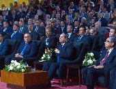 الرئيس السيسي: الطرق والبنية الأساسية أول حاجة لازم تتعمل فى التنمية