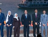 الرئيس السيسي يلتقط صورة تذكارية مع شباب يطورون مشروعات جديدة