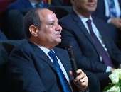 الرئيس السيسي يداعب صاحب مصنع بسوهاج: مكسبك كام عشان ابعتلك وزير المالية