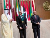 محافظ أسوان يتسلم جائزة التميز الحكومى العربى كأفضل محافظ على مستوى العالم العربى 