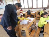 وكيل التعليم بالوادى الجديد يتفقد لجان امتحانات صفوف النقل بالخارجة