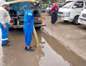 استمرار جهود شركة مياه القناة فى سحب مياه الأمطار بالإسماعيلية.. صور