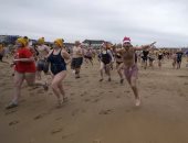 آلاف البلجيكيين يسبحون فى بحر الشمال البارد احتفالاً بالعام الجديد.. فيديو