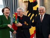 "العودة إلى الطفولة".. "دمية" تثير ضحكات الرئيس الألماني وزوجته.. صور