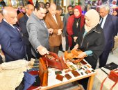 محافظ أسيوط ونائب وزير المالية يتفقدان معرض المنتجات اليدوية والحرف التراثية
