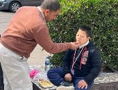 وزير التعليم يشكر المعلم صاحب صورة إطعام طفل من ذوى الهمم: يعكس إنسانيته