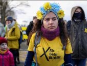 نشطاء المناخ فى النمسا يلونون نهر الدانوب بالأخضر احتجاجًا على مؤتمر للغاز