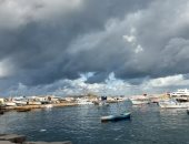 تكاثف السحب الركامية المنخفضة فى سماء الإسكندرية بعد الأمطار الغزيرة.. صور