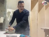 محمد بدأ مشروعه بورشة نجارة حولها لمصنع موبيليا بأيدى مصرية وبيصدر للخارج (فيديو)