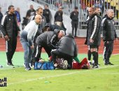 إصابة خطيرة لـ" أفشة" في مباراة الأهلي والمصري بعد الصدام مع محمود جاد