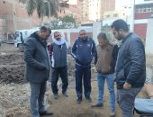 إصلاح هبوط بمدينة دسوق بكفر الشيخ ووضع طبقة الأساس "السن" بشارع الدلتا القديمة