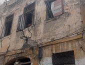 تأثرا بالأمطار.. سقوط أجزاء من عقار خال السكان غرب الإسكندرية