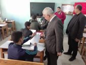 مدير تعليم القاهرة يتفقد لجان امتحانات الصف الثانى الثانوى العام