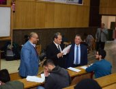 رئيس جامعة سوهاج يتفقد سير امتحانات الفصل الدراسي الأول بكلية الهندسة.. صور