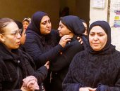 انهيار زوجة الشاعر الغنائي ناصر الجيل أثناء تشييع الجثمان