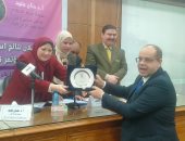 "إعلام القاهرة" تهدى الكاتب الصحفى أكرم القصاص درع الكلية.. صور 