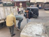 الجيزة تشن حملة لرفع السيارات المتهالكة من شوارع بولاق الدكرور.. صور