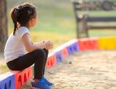اليوم العالمي للطفل الانطوائي.. 6 نصائح تساعده وتعالج أخطاء الآباء 