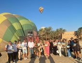 سماء الأقصر تشهد استمتاع أكثر من 1000 سائح بـ50 رحلة بالون طائر.. صور