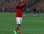 شاهد كهربا خلال عملية الإحماء قبل انطلاق مباراة الأهلى وسموحة