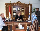 محافظ قنا يواصل استقبال المواطنين بمكتبه لبحث طلباتهم