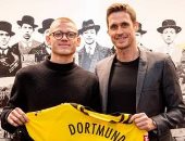 بوروسيا دورتموند يضم مدافع يونيون برلين رسميًا حتى يونيو 2026