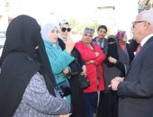 محافظ بورسعيد لأولياء أمور: "حرام عليكم الفلوس اللى بتدفعوها للدروس".. فيديو وصور