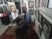 هيعلمك الرسم بالفحم فى دقائق.. "أحمد" ساب الوظيفة وبقى فنان بيجبر خاطر المحتاج برسمه