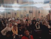 توافد المسيحيين على الكنيسة المرقسية بالإسكندرية لحضور قداس عيد الغطاس.. صور