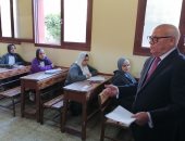 محافظ بورسعيد يتفقد لجنة امتحانات الشهادة الإعدادية بمدرسة الزهور.. صور