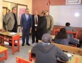 محافظ سوهاج يتفقد لجان امتحانات الشهادة الإعدادية