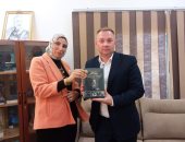 مدير المعهد الروسى بالإسكندرية يهدى مجموعة كتب للمكتبة العامة بدمياط