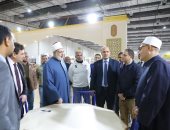 الدكتور محمد الضوينى يتفقد تجهيزات جناح الأزهر بمعرض القاهرة للكتاب