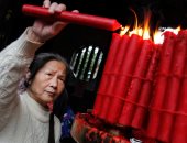 شموع حمراء ورقصة التنين.. الصينيون يحتفلون بعام الأرنب بالألعاب النارية وأزهار الأقحوان