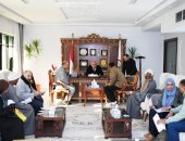 محافظ قنا يستقبل مواطنين بمكتبه لبحث طلباتهم