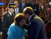 الرئيس السيسي يقبل رأس زوجة البطل عبد الكريم درويش خلال حفل عيد الشرطة