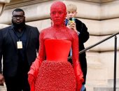 أحمر فى أحمر.. دوجا كات بمظهر غريب فى عرض Schiaparelli بأسبوع الموضة فى باريس