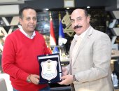 محافظ أسوان يكرم مدير القوى العاملة بعد نقله للقاهرة تقديرًا لجهوده
