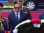 الرئيس السيسى يضع إكليلاً من الزهور على النصب التذكارى بأكاديمية الشرطة