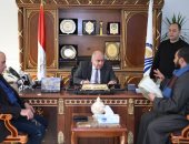 محافظ قنا يستقبل 135 مواطنا بمكتبه ويوجه بسرعة فحص طلباتهم