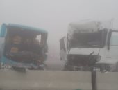 مصرع سائق وإصابة 10أشخاص فى تصادم أتوبيس بسيارة نقل بسبب الشبورة ببنى سويف