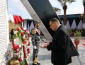 محافظ الشرقية ومدير الأمن يضعان إكليلاً من الزهور على النصب التذكارى لشهداء الشرطة
