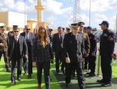 محافظ دمياط تضع إكليلا من الزهور على النصب التذكارى للشهداء احتفالا بعيد الشرطة