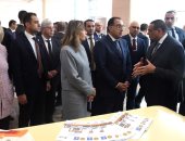رئيس الوزراء يتفقد جناح وزارة التنمية المحلية بمعرض القاهرة الدولى للكتاب