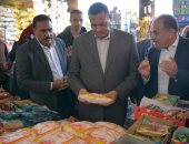 وزير التنمية المحلية ومحافظ مطروح يتفقدان معرض أهلا رمضان لتوفير السلع للمواطنين